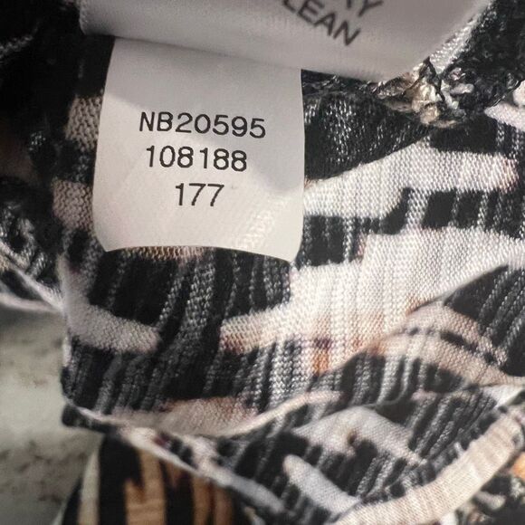 Cable & Gauge, Cold Shoulder Animal Print V-neck T-Shirt, Women’s Medium - Picture 5 of 8